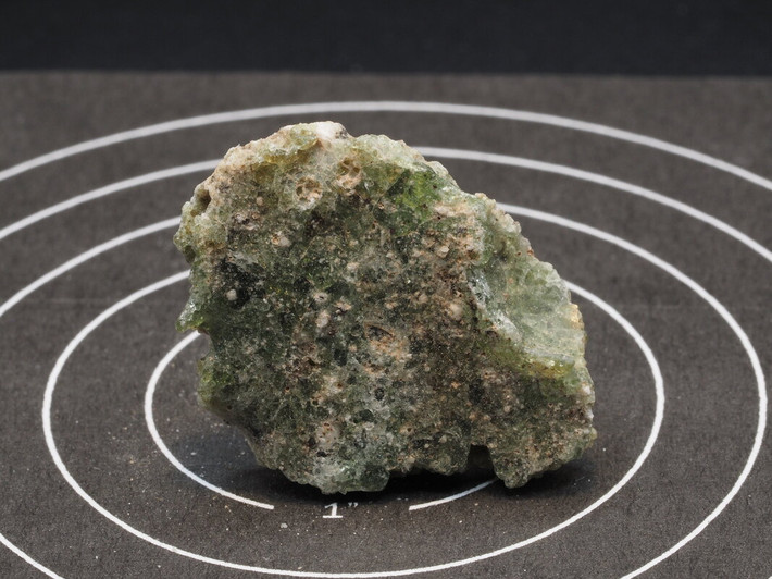 Một số Trinitite hình thành trong vụ thử hạt nhân “Trinity” năm 1945 có đối xứng quay 5 lần. Điều này có nghĩa là các nguyên tử được sắp xếp để tạo thành hình dạng của một chất rắn 20 mặt được gọi là icosahedron.