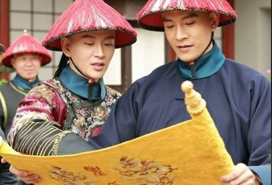 Tiếp đến, trên thánh chỉ có một chữ không thể làm giả được là chữ "Phụng". Chữ này là từ mở đầu của thánh chỉ: "Phụng thiên thừa vận, Hoàng đế chiếu viết...".