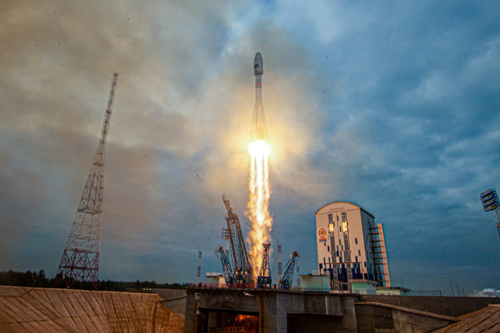 Vào 2h11 ngày 11/8 theo giờ địa phương (tức 6h11 cùng ngày theo giờ Việt Nam), tên lửa đẩy Soyuz 2.1v mang theo tàu thăm dò Luna-25 đã rời khỏi bệ phóng ở sân bay vũ trụ Vostochny, cách thủ đô Moscow 5.550 km về phía đông. Tàu vũ trụ tách khỏi tên lửa đẩy để rời khỏi quỹ đạo Trái Đất và hướng tới Mặt trăng khoảng hơn 1 giờ sau đó.