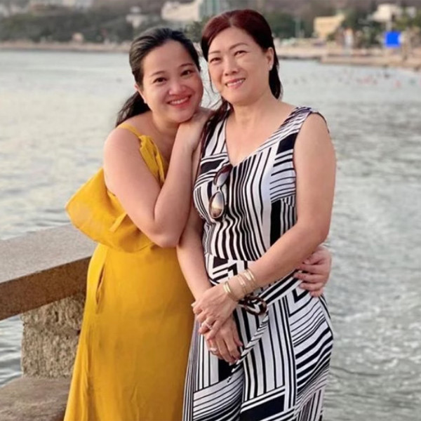 MC Hồng Phượng cách đây vài năm đã tiết lộ cô rất may mắn khi có một người mẹ chồng tâm lý. Trên trang cá nhân, vợ Quốc Cơ từng chia sẻ bài viết về cách đối xử chu đáo, thấu hiểu của mẹ chồng khi cô đang mang bầu.