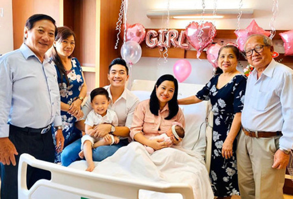 Nữ MC đài HTV trải lòng: "Lúc bầu 3 tháng, bà quản gia bệnh nghỉ. Mẹ người ta: Con thích ăn gì thì nấu. Ăn nhiều vào, cho cháu mẹ to khỏe. Mẹ tui: Con thích ăn gì thì cứ ăn đó, phải thích thì mẹ con mới hấp thụ tốt được, má nấu cho.Lúc bầu 6 tháng, mẹ người ta: Bụng to rồi, con nghỉ việc đi, ở nhà cho an toàn. Mẹ tui: Con cứ làm những việc con thích, nếu thích du lịch thì đi, Cả nhà sẽ đi cùng con. Lúc bầu 9 tháng, khi cô Vy (virus corona mới) tấn công toàn nhân loại… Mẹ người ta: Ở nhà cũng tốt để cháu mẹ được ba mẹ trông nom, không phải nhờ mấy cô ở trường, có mẹ chăm vẫn tốt hơn. Mẹ tui: Con đừng ra ngoài, chỗ đông người chẳng biết sao. Con cứ nằm nghỉ, dưỡng sức để em bé được ra đúng tháng đúng ngày. Đừng sợ Bắp buồn, má trông cho”.