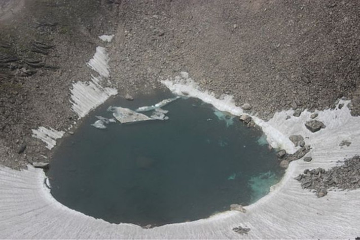 Trong nhiều thập kỷ qua, "hồ xương người" Roopkund trở thành một địa điểm du lịch nổi tiếng thế giới. Nhiều du khách tìm tới nơi này để tận mắt nhìn thấy cảnh tượng rùng rợn và tìm hiểu về những người xấu số bỏ mạng tại hồ Roopkund.
