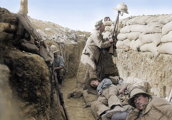 Binh sĩ thuộc quân đội Ireland trong chiến dịch Mesopotamian - vùng Lưỡng Hà, giữa hai sông Tigris và Euphrates ở Iraq và Syria ngày nay. Trong Chiến tranh thế giới 1, quân đội Anh, Australia và Ấn Độ đối đầu với đế chế Ottoman.