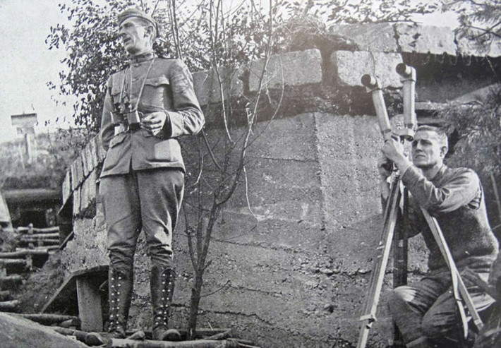 Hai lính Mỹ dùng ống nhòm và kính tiềm vọng hai mắt tại chiến trường Montsec, Pháp năm 1918.