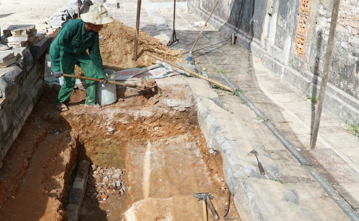 Vào ngày 30/7, Trung tâm Bảo tồn di tích Cố đô Huế cho biết đơn vị đang phối hợp với Bảo tàng Lịch sử quốc gia khai quật, khảo cổ di tích điện Cần Chánh trước khi phục dựng. Ảnh: VOV.