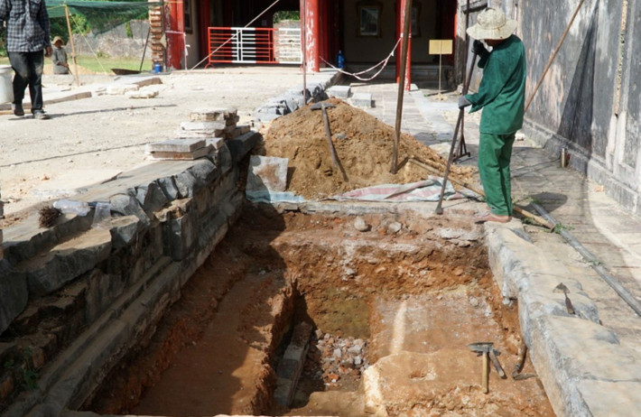 Điện Cần Chánh được tu sửa vào các năm 1827, 1850, 1899. Vua Khải Định cho sơn thếp mới vào đầu thế kỷ 20. Vào tháng 2/1947, điện bị phá hủy hoàn toàn do chiến tranh. Hiện công trình chỉ còn lại phần nền móng. Ảnh: Công an nhân dân Online.