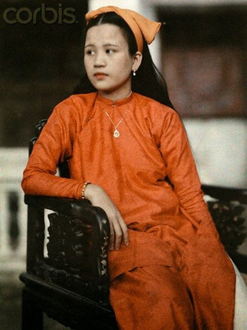 Nhan sắc xinh đẹp, dịu dàng của Nguyễn Thị Cẩm Hà (thường gọi là Mệ Bông). Bà là con gái của công chúa Mỹ Lương.