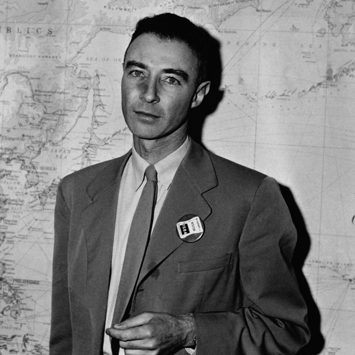 Ông Oppenheimer có niềm đam mê lớn đối với lĩnh vực vật lý thiên văn. Do vậy, ông dành khá nhiều thời gian nghiên cứu và đã công bố một số bài báo về những vật thể vũ trụ lý thuyết chưa từng được phát hiện. Trong số này, nhà vật lý Oppenheimer nghiên cứu, tính toán đặc điểm của sao lùn trắng, giới hạn khối lượng của sao neutron.
