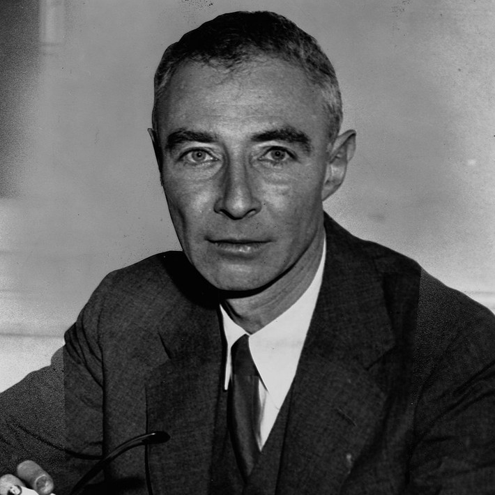 Đặc biệt hơn phải kể đến việc nhà vật lý Oppenheimer viết bài báo "On Continued Gravitational Contraction" cùng với sinh viên của ông là Hartland Snyder vào năm 1939.