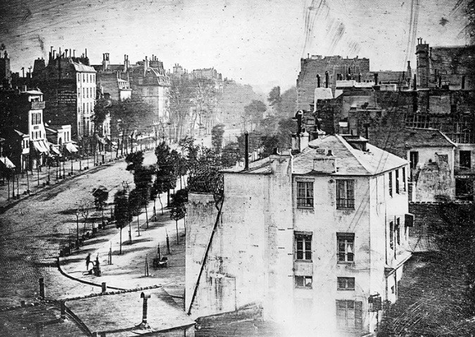 Louis Daguerre chụp được bức ảnh đầu tiên có sự xuất hiện của con người. Ảnh chụp tại Đại lộ Temple ở Paris, Pháp năm 1838.