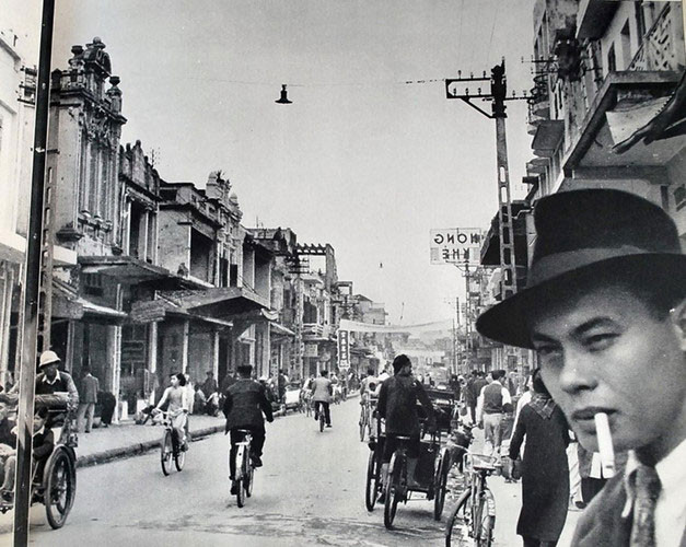 Dòng người qua lại tấp nập tại một con phố ở Hà Nội, Việt Nam thời Pháp thuộc.