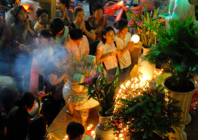 Theo giai thoại dân gian, vào tháng 7 Âm lịch, Diêm Vương sẽ cho mở Quỷ Môn quan để các linh hồn ma quỷ không được thờ tự, phải sống lang bạt được trở về dương gian. Đến ngày 15 tháng 7 Âm lịch, tất cả quỷ hồn đều phải quay lại địa ngục khi Quỷ Môn đóng cửa.