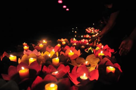 Đặc biệt, trong tháng cô hồn, nhiều người Việt kiêng chuyển nhà, mua vàng vì không đem lại may mắn. Bởi lẽ, theo quan niệm dân gian, tháng 7 Âm lịch hàng năm là mùa Vu Lan báo hiếu, là thời điểm giao thoa giữa linh hồn người đã khuất và con người ở cõi dương.