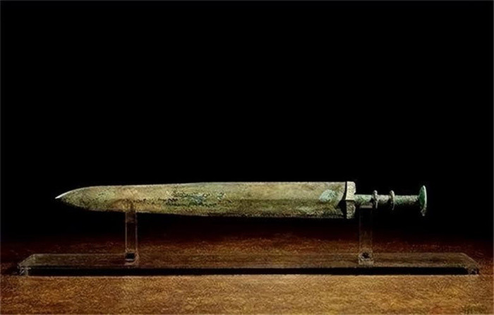 Sau một thời gian tìm kiếm các sử liệu, ghi chép cổ, họ suy đoán chủ nhân thanh kiếm là Sái Ai Hầu (? - 675 trước Công nguyên), tên thật là Cơ Hiến Vũ. Ông là vị vua thứ 13 của nước Sái - một chư hầu của nhà Chu.