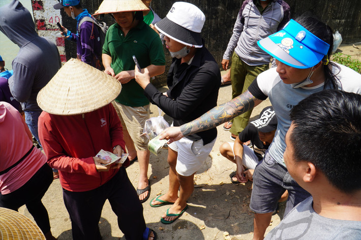 Hoạt động mua bán diễn ra ngay tại chân đập. Ông L.V.N cho biết, ông bắt được hơn 30 kg cá các loại. Trong đó có 1 con cá lăng và 1 con cá chèn có trọng lượng mỗi con hơn 10 kg, 1 con cá tra hơn 10 kg và đã có một người dân mua với giá 3,5 triệu đồng cho số cá trên.
