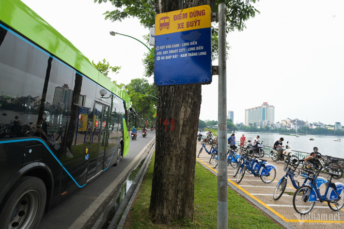 Hình ảnh tại điểm kết nối với xe buýt trên đường Thanh Niên, bên hồ Trúc Bạch. Với mô hình này, người dân có thể thuê xe từ địa điểm này rồi trả tại địa điểm khác, khá thuận tiện.