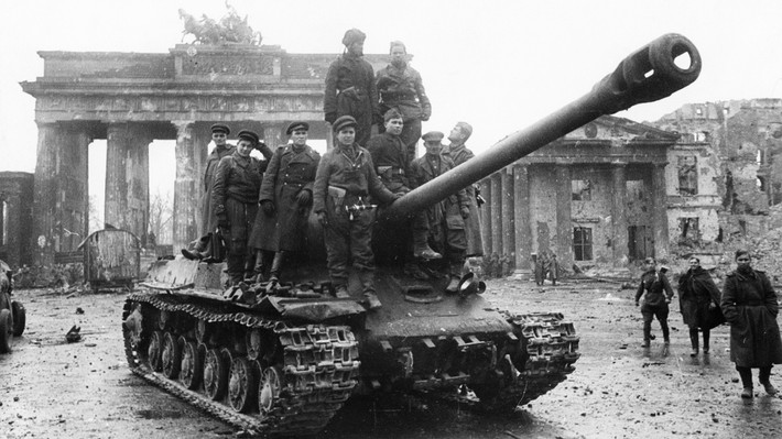 Dù trùm phát xít Hitler điên cuồng chỉ huy quân sĩ, giữ vững Berlin nhưng vẫn không thể tránh khỏi thất bại cuối cùng. Vào ngày 30/4/1945, Hồng quân chiếm được tòa nhà Quốc hội Đức.