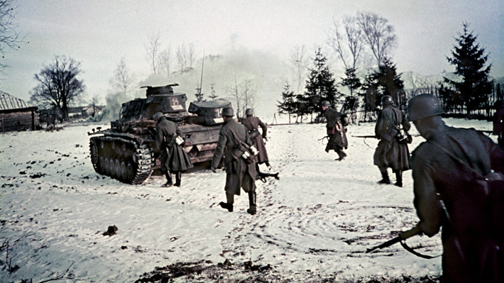 Ác liệt không kém chiến dịch công phá Berlin là trận Moscow diễn ra từ ngày 2/10/1941 - 7/1/1942. Sau khi bất ngờ xâm lược Liên Xô vào tháng 6/1941, Hitler tham vọng đánh chiếm được Moscow tạo bàn đạp thôn tính toàn bộ nước này.