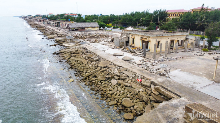 Dự án thành phần số 2 (đê biển Cồn Tròn, xã Hải Thịnh, huyện Hải Hậu) tổng mức đầu tư dự kiến 500 tỷ đồng. Không còn dịch vụ du lịch, Thịnh Long trở thành một thị trấn ven biển hoang vắng, đìu hiu.