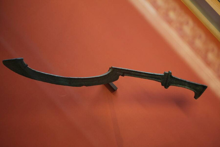 Khopesh là một thanh kiếm lưỡi cong, gờ lưỡi cắt cũng là gờ cong ra. Vũ khí huyền thoại này có hình dạng lưỡi liềm, phần lưỡi dao nối với tay cầm có cái móc. Do đó, một số người còn gọi đây là kiếm lưỡi liềm.