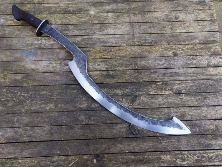 Thanh kiếm Khopesh được người Sumer sử dụng đầu tiên là vào thế kỷ 3 trước Công nguyên. Tuy nhiên, vũ khí này thực sự nổi tiếng khi được quân đội Ai Cập cổ đại sử dụng. Khopesh đã trở thành vũ khí huyền thoại của Ai Cập giúp xây dựng đế chế hùng mạnh.
