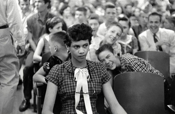 Dorothy Counts là nữ sinh da màu đầu tiên theo học tại trường học dành riêng cho người da trắng vào năm 1957. Vào thời điểm đó, cô bị nhiều bạn bè trêu chọc và chế nhạo do tư tưởng phân biệt chủng tộc. Bức ảnh lịch sử này khiến nhiều người trăn trở suy nghĩ về những ảnh hưởng của tư tưởng phân biệt chủng tộc đối với cuộc sống của người dân khi đó.