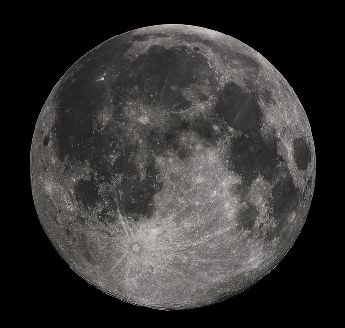 Sau 47 năm, Nga quay trở lại cuộc đua không gian khi thực hiện sứ mệnh Luna-25 với mục tiêu hạ cánh xuống cực nam của Mặt Trăng. Tuy nhiên, vào ngày 20/8, Cơ quan vũ trụ Nga Roscosmos thông báo tàu Luna-25 đã đâm xuống bề mặt Mặt Trăng. Điều này có nghĩa sứ mệnh Luna-25 của Nga thất bại.