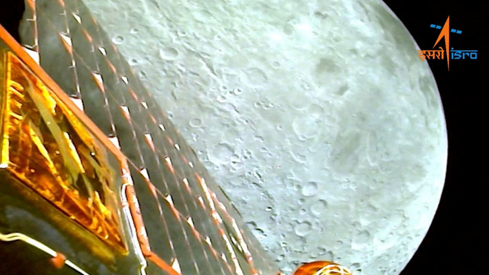 Đến ngày 23/8 vừa qua, Tổ chức Nghiên cứu Không gian Ấn Độ (ISRO) thông báo tàu vũ trụ Chandrayaan-3 đã hạ cánh thành công xuống cực nam của Mặt Trăng. Theo đó, Ấn Độ trở thành quốc gia thứ 4 sau Mỹ, Liên Xô và Trung Quốc từng đưa tàu vũ trụ lên Mặt trăng. Trong ảnh là Mặt trăng được chụp từ tàu vũ trụ Chandrayaan-3.
