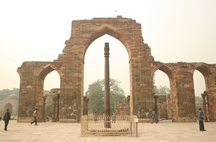Tương truyền, cột sắt Delhi ban đầu được đặt tại địa điểm khác. Sau khi Vua Kumara Gupta I băng hà, công trình được chuyển tới vị trí hiện tại.