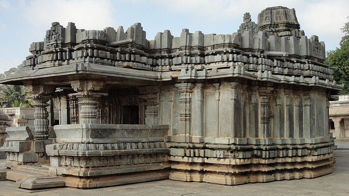 Ngôi đền đá Akkana Basadi nằm ở bang Karnataka, Ấn Độ. Được xây dựng vào năm 1181 dưới sự cai trị của đế chế Hoysala Vua Veera Ballala II, Shravanabelagola, Karnataka, ngôi đền Akkana Basadi gây chú ý với lối kiến trúc độc đáo.