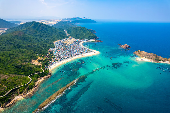 Bức tường thành bí ẩn này làm bằng đá, dài khoảng 3km, rộng khoảng 30m. Bề mặt tường thành bằng phẳng. Thường ngày, bức tường chìm sâu dưới mặt nước biển trong xanh nhưng từ tháng 3 đến tháng 7 âm lịch hằng năm, khi thủy triều xuống, ta có thể nhìn rõ bức tường thành này.