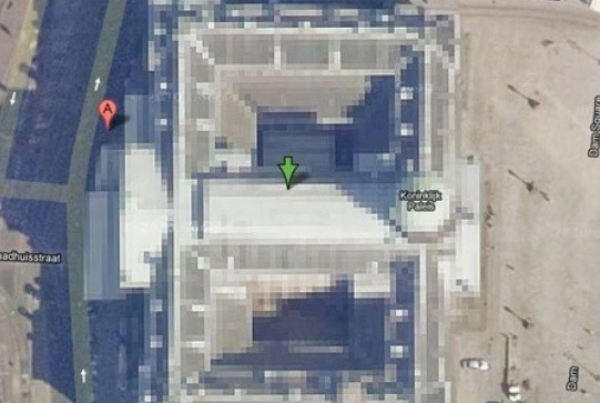 Cung điện Hoàng gia Amsterdam tại Hà Lan là một trong những địa danh bị bôi đen, che mờ trên Google Maps. Nguyên do là vì liên quan đến sự an toàn của gia đình Hoàng gia Hà Lan sinh sống tại cung điện này.