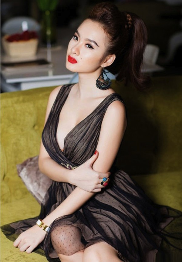 Người đẹp sinh năm 1995 thường xuyên xuất hiện trước công chúng với phong cách già dặn hơn rất nhiều so với độ tuổi 9x. Chiếc váy voan chấm bi mỏng nhẹ khiến Angela Phương trinh trông giống quý bà. Ảnh: 24h.