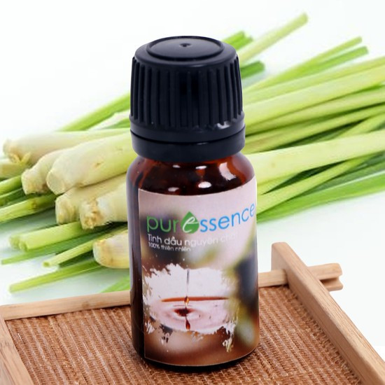 Điều trị cảm cúm: Sả giống như là một loại thuốc chống sung huyết mũi, sả được dùng để chữa nghẹt mũi và tức ngực. Bạn có thể dùng dầu sả để xông, xoa lên ngực, pha trà hoặc chế biến món ăn.