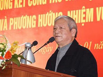 Nhà văn Tùng Điển từng đoạt được các giải thưởng văn học: Giải thưởng của Hội Văn học Nghệ thuật Hà Nội cho tiểu thuyết Mạch ngầm, 1976; Giải thưởng Văn học Công nhân cho tập truyện ngắn Những ô cửa màu nâu, 1976...