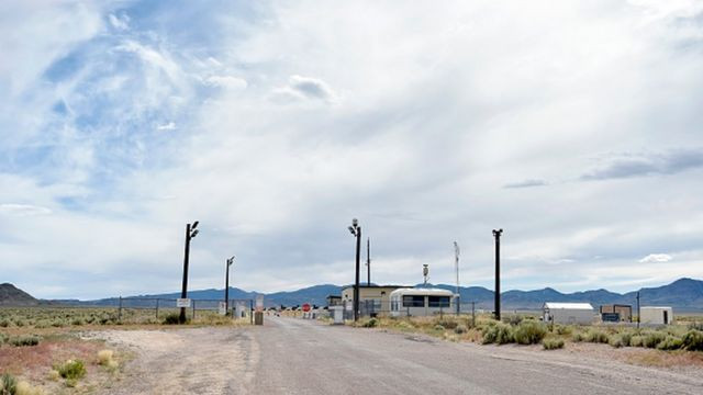 Nằm tại bang Nevada, Mỹ, Vùng 51 tuyệt mật là căn cứ quân sự đặc biệt của Mỹ. Nơi đây được canh gác vô cùng nghiêm ngặt và rất ít thông tin được hé lộ. Phải tới năm 2013, Mỹ mới lần đầu thừa nhận về sự tồn tại của Vùng 51.