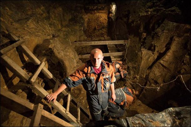 "Loài người "ma" này có liên quan đến người Neanderthal và Denisovan hoặc tách ra sớm từ dòng dõi Denisovan", các nhà nghiên cứu cho biết. Tuy nhiên, các chuyên gia không loại trừ khả năng những đứa con lai giữa người Neanderthal và Denisovan đã tách ra và hình thành loài mới.
