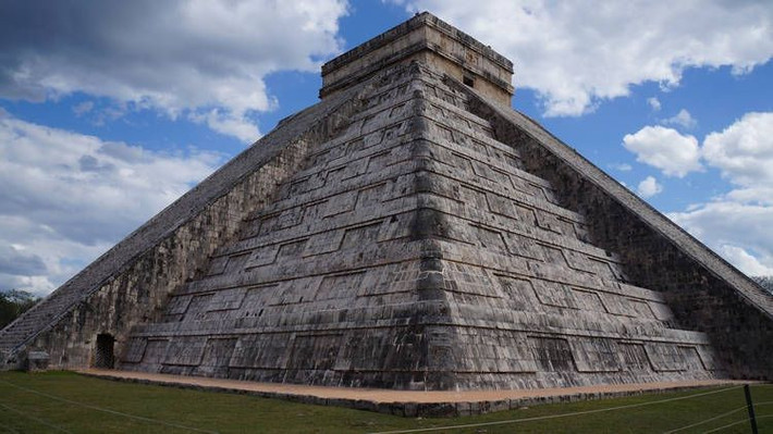 4. Kim tự tháp cổ ở Mexico phát ra tiếng chim hót khi có người vỗ tay. Kim tự tháp Kukulkan là một trong những công trình kiến trúc ấn tượng nhất ở Chichen Itza, phía bắc Yucatan, Mexico. Khi đứng bên ngoài dưới chân kim tự tháp, du khách chỉ cần vỗ tay thì có thể nghe thấy tiếng vọng từ bên trong giống như tiếng chim hót.