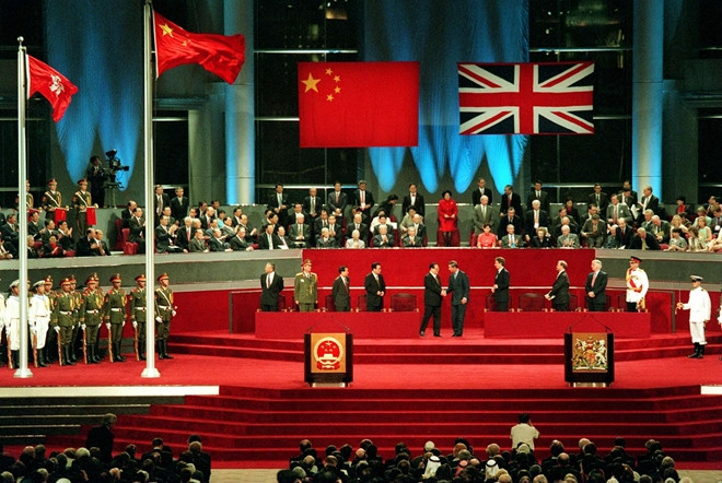 Hong Kong chính thức được trao trả lại cho Trung Quốc ngày 1/7/1997. Tham dự buổi lễ trao trả này có Chủ tịch Trung Quốc Giang Trạch Dân, Thủ tướng Anh Tony Blair, Thái tử Charles, Ngoại trưởng Mỹ Madeleine Albright.