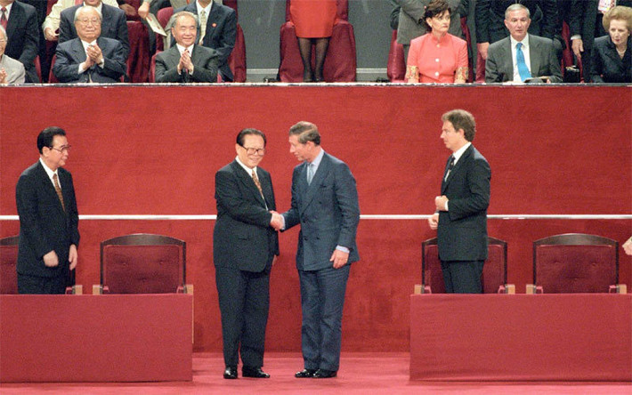 Ông Giang Trạch Dân giữ chức Tổng bí thư Đảng Cộng sản Trung Quốc trong 13 năm (1989 - 2002) và chức Chủ tịch Trung Quốc trong 10 năm (1993 - 2003). Trong ảnh là ông Giang Trạch Dân bắt tay Thái tử Charles trong buổi lễ Anh trao trả Hong Kong cho Trung Quốc ngày 1/7/1997.