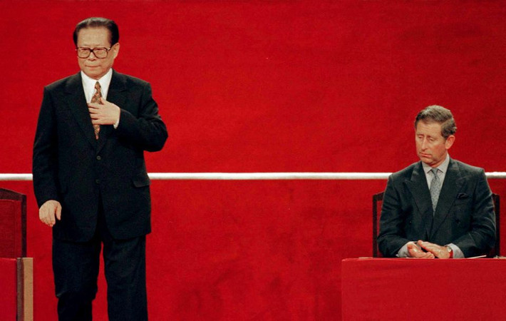 Từ năm 1989 - 2004, ông Giang Trạch Dân giữ chức chủ tịch Quân ủy Trung ương. Ông đã không còn xuất hiện trước công chúng kể từ cuối năm 2019. Trong ảnh là Chủ tịch Giang Trạch Dân trong buổi lễ Anh trao trả Hong Kong cho Trung Quốc tổ chức vào ngày 1/7/1997.