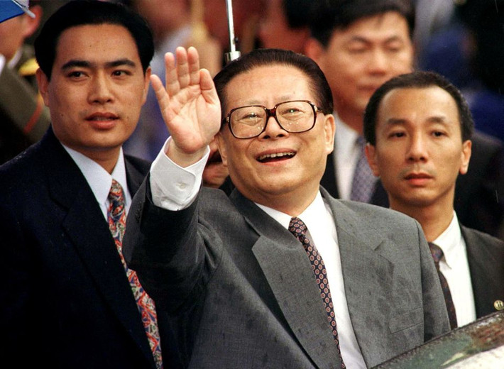 Ông Giang Trạch Dân vẫy tay chào người dân khi có chuyến thăm tới Hong Kong ngày 30/6/1997.