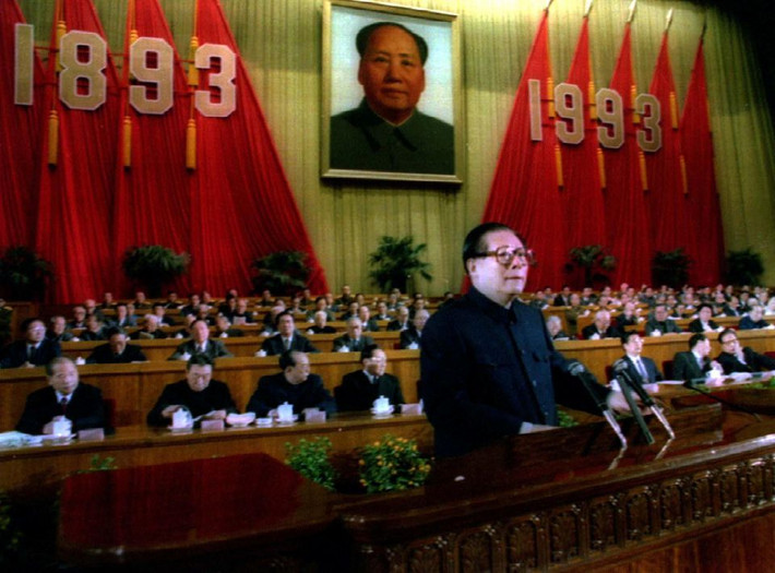 Theo Xinhua, ông Giang Trạch Dân qua đời lúc 12h13 phút (11h13 phút giờ Hà Nội) tại thành phố Thượng Hải. Cựu Chủ tịch Trung Quốc bị bệnh bạch cầu và suy đa tạng, dù được tận tình cứu chữa nhưng không qua khỏi. Trong ảnh là ông Giang Trạch Dân phát biểu trong một cuộc họp của Đảng vào ngày 26/12/1993.