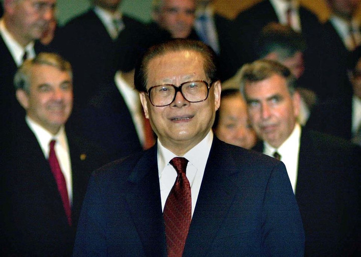 Ông Giang Trạch Dân tham dự Diễn đàn toàn cầu Fortune tổ chức tại Hong Kong, Trung Quốc ngày 8/5/2001.