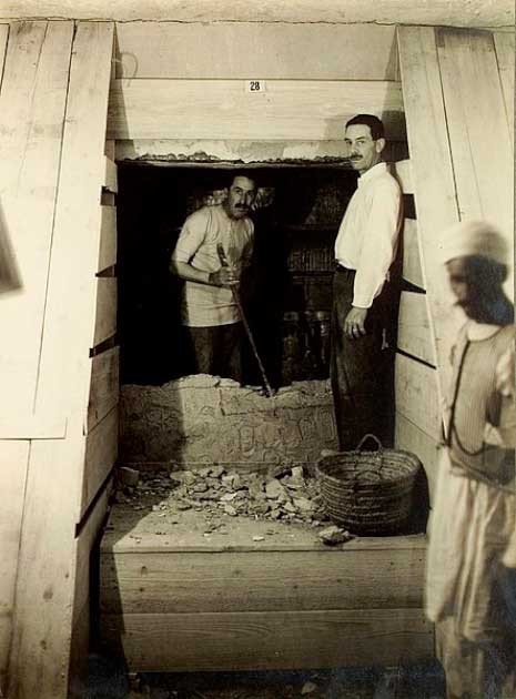 Sau khi phá dỡ bức tường, các thành viên trong đoàn khảo cổ của Howard Carter cẩn thận đưa các cổ vật quý giá trong mộ cổ lên trên mặt đất.