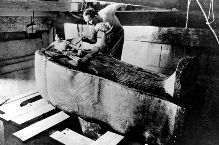 Nhà khảo cổ Howard Carter cẩn thận mở lớp quan tài thứ hai. Xác ướp Vua Tutankhamun được đặt trong 3 quan tài lồng vào nhau một cách hoàn hảo.