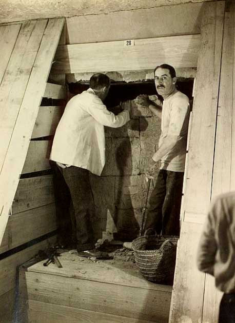 Howard Carter (bên trái ảnh) và huân tước Carnarvon (phải ảnh) cùng phá dỡ một bức tường ngăn cách Phòng chờ và Phòng chôn cất.