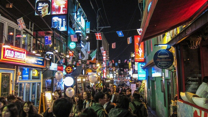 Itaewon còn được biết đến là khu phố cổ có lịch sử lâu đời. Theo các sử liệu, Itaewon trở thành trung tâm giao thông từ triều đại Goryeo (năm 918 - 1392) và là một trạm dừng chân quan trọng nơi lữ khách có thể dừng lại để thay ngựa, mua lương thực, nước uống khi thực hiện chuyến hành trình dài. Đây cũng là nơi có cảnh quan thiên nhiên tuyệt đẹp hút khách tham quan.