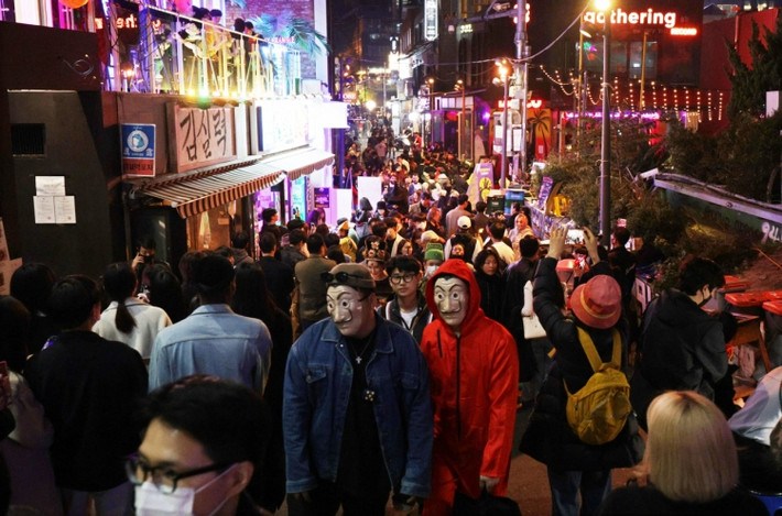 Theo đó, Itaewon trở thành khu vực sầm uất, náo nhiệt, đa dạng về văn hóa, ẩm thực cùng với nhiều dịch vụ giải trí diễn ra xuyên đêm. Cuộc sống về đêm ở Itaewon vô vùng sôi động khi các nhà hàng, quán bar, quán nhậu bật đèn từ tối đến sáng.