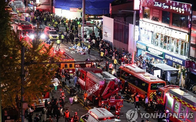 Vào tối ngày 29/10 vừa qua, hàng ngàn người đã đổ về khu phố Itaewon ở Seoul, Hàn Quốc để tham gia lễ hội Halloween. Theo đó, thảm kịch giẫm đạp xảy ra khiến ít nhất 154 người thiệt mạng và hơn 100 người khác bị thương.